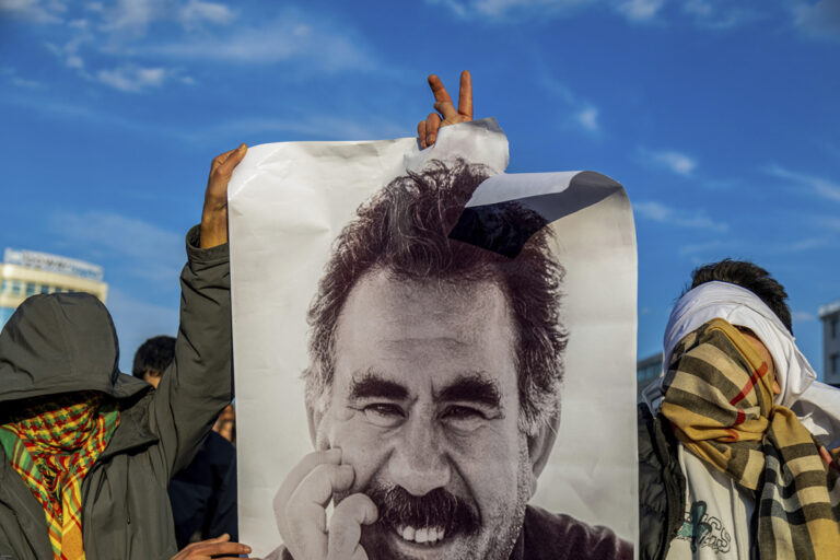 Κούρδοι: Το PKK λέει πως είναι «αδύνατο» στην παρούσα κατάσταση να αποφανθεί για τη διάλυσή του μετά την έκκληση Οτσαλάν