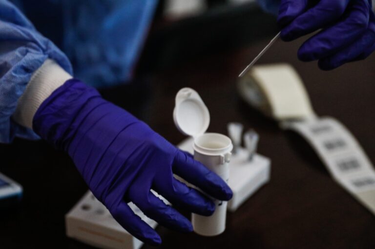 ΕΟΔΥ: Έξι θάνατοι από covid-19 και επτά από γρίπη την τελευταία εβδομάδα