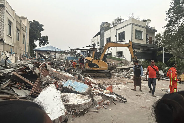Βιβλική καταστροφή στη Μιανμάρ από τα 7,7 R: Στους 1.644 οι νεκροί – Εξαφανίστηκαν ολόκληρες γειτονιές (Δορυφορικές εικόνες πριν και μετά τον σεισμό)