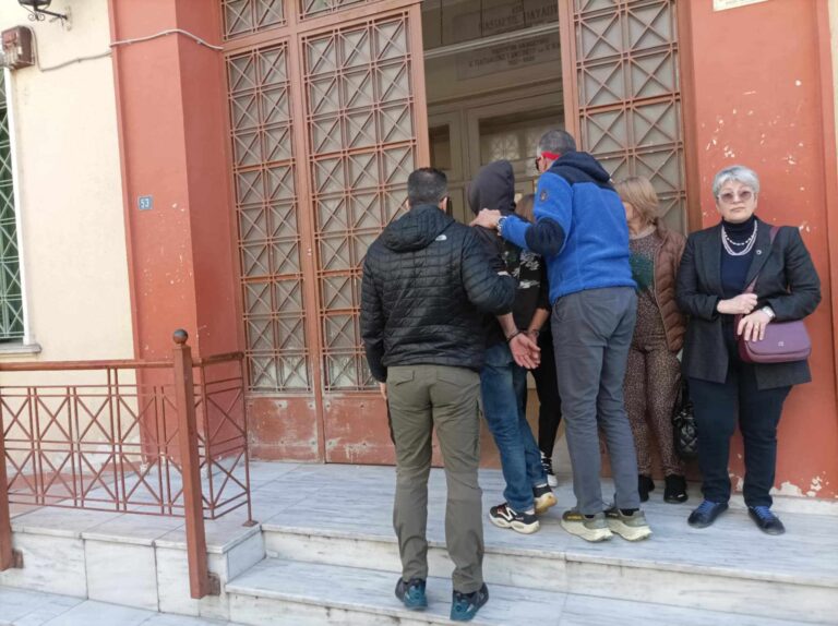 Σέρρες: Για σκευωρία μιλά η οικογένεια του 55χρονου που κατηγορείται ότι επιχείρησε να κάψει την πρώην σύζυγό του – Η ίδια δηλώνει ότι φοβάται για τη ζωή της