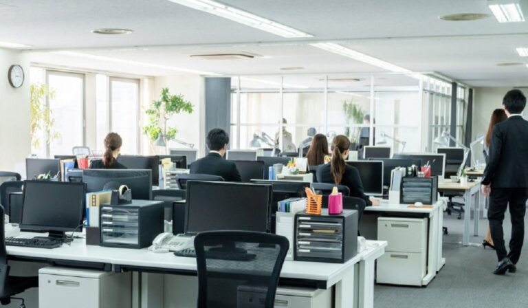 Οριζόντια αύξηση στους μισθούς των δημοσίων υπαλλήλων – Παρεμβάσεις ύψους 526 εκατ. ευρώ στις απολαβές τους το 2025