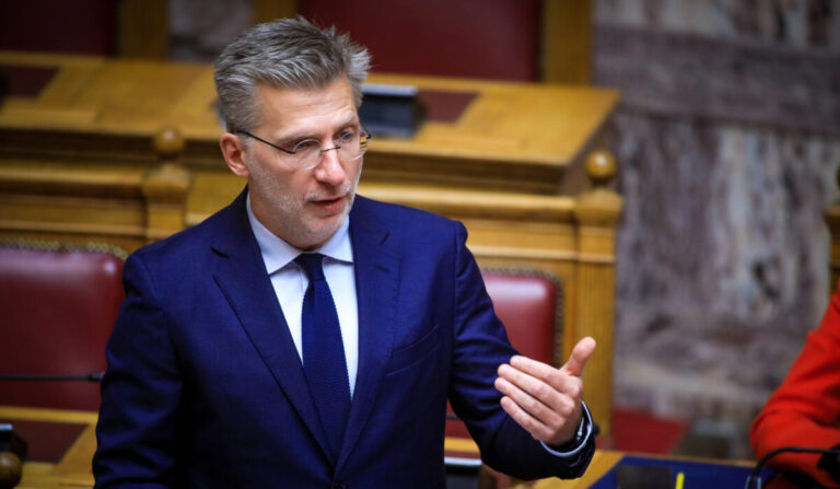 Άκης Σκέρτσος: Η κυβέρνηση επενδύει στη θετική ατζέντα – Καμία πρόταση από την αντιπολίτευση για ασφαλείς σιδηροδρόμους