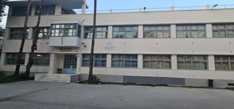 Πάτρα: Σε απολογία καλείται ο εκπαιδευτικός που φέρεται να ζήτησε «ψηλόλιγνες» μαθήτριες για την παρέλαση