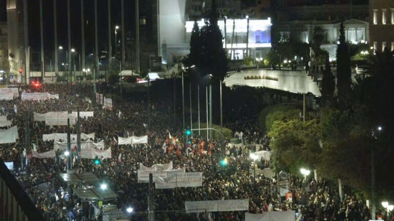 Εικόνες από τις διαδηλώσεις για τα Τέμπη από το Σύνταγμα και όλη την Ελλάδα