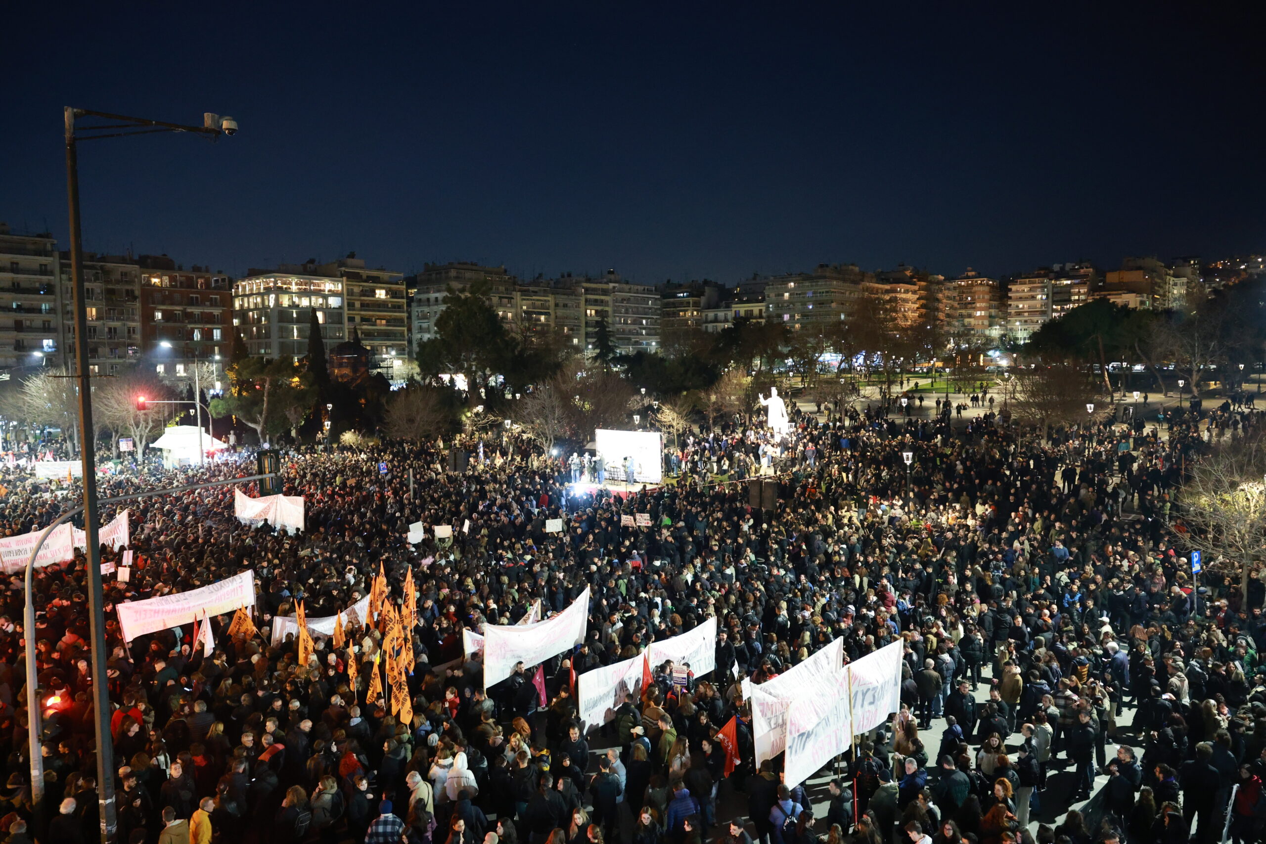 Θεσσαλονίκη: Μεγάλο συλλαλητήριο για τα Τέμπη στο άγαλμα Βενιζέλου – Ξεκίνησε πορεία προς τον ΟΣΕ