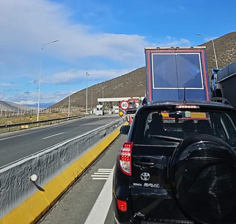 Κοζάνη: Μετωπική σύγκρουση οχημάτων – Οδηγός μπήκε στο αντίθετο ρεύμα