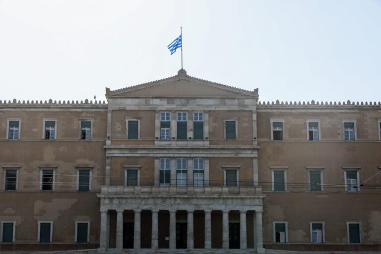 Με την προσδοκία της «Ανάστασης» τα μηνύματα της πολιτική ηγεσίας για το Πάσχα
