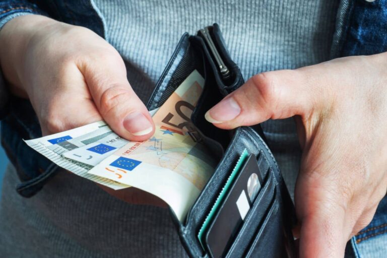 Πώς θα λάβουν τη μόνιμη ενίσχυση των 250 ευρώ οι συνταξιούχοι και των 800 ευρώ οι ενοικιαστές – Εκπρόσωπος του υπ. Οικονομικών εξηγεί