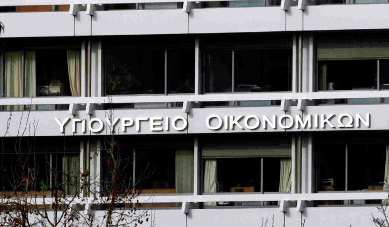 Προϋπολογισμός: Πρωτογενές πλεόνασμα 2,7 δισ. ευρώ στο δεύτερο δίμηνο – Σε 11,9 δισ. οι εισπράξεις από τους φόρους
