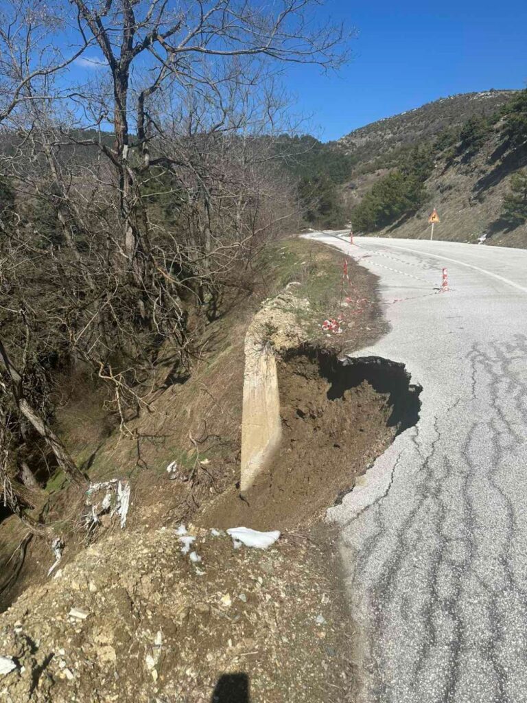Όλυμπος: Καθίζηση στο δρόμο Λιβαδίου – Κατερίνης