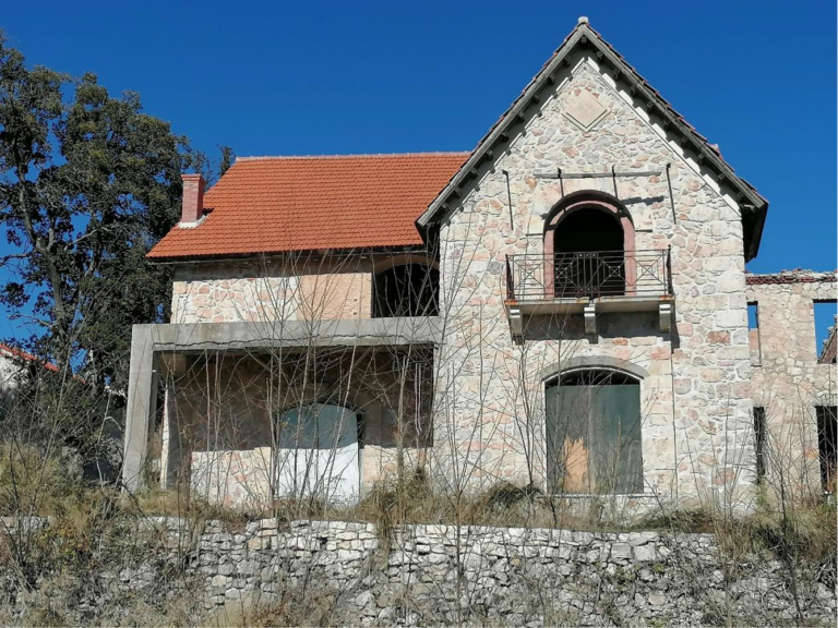 ΥΠΠΟ: Αποκαθίστανται το Υπασπιστήριο και το συγκρότημα του Χοιροστασίου στο Τατόι