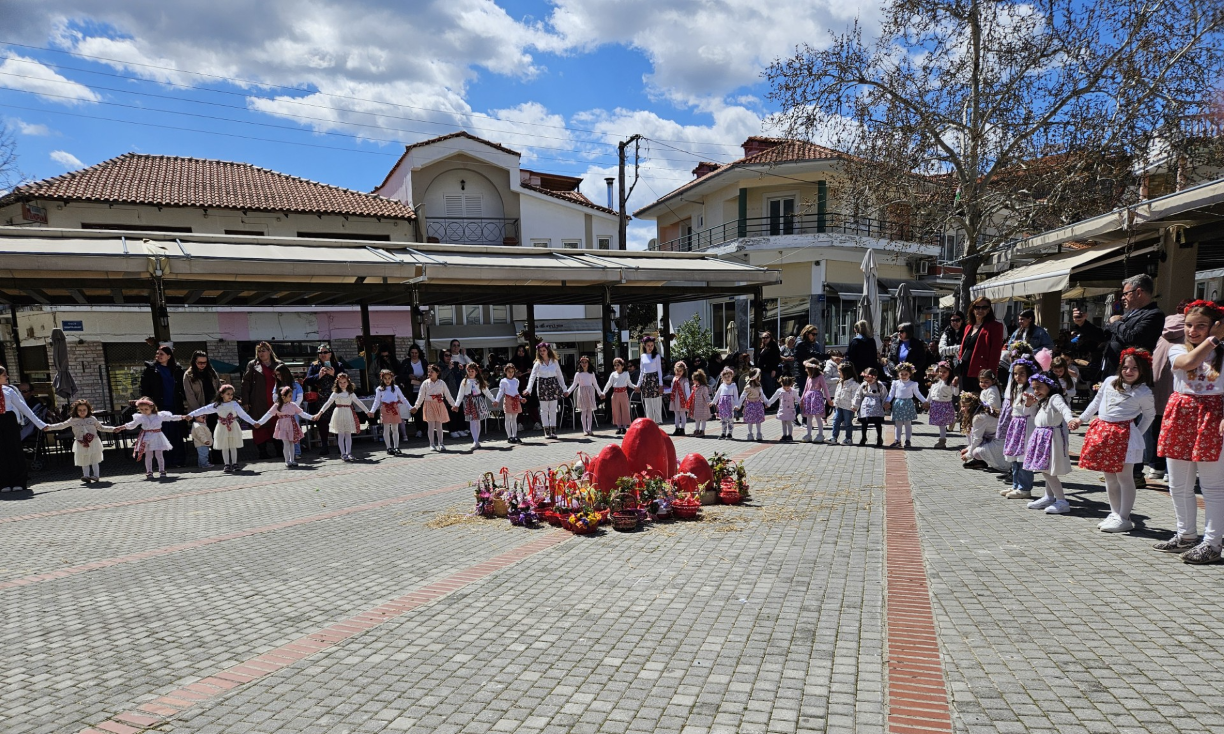 Έκλεψαν την παράσταση οι “Λαζαρίνες” στη Δεσκάτη Γρεβενών