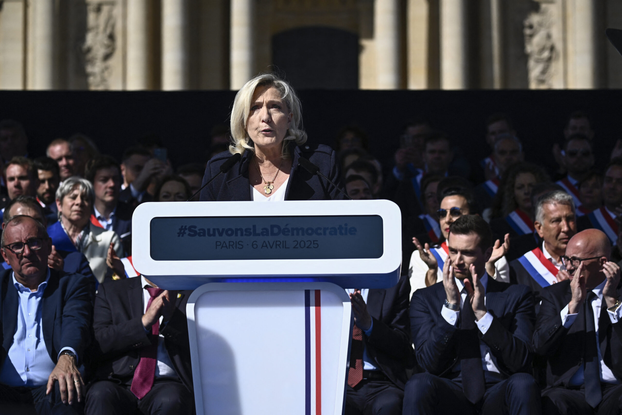 Μαρίν Λεπέν: Πολιτική απόφαση η καταδίκη μου – Παραβιάζεται το κράτος δημοκρατίας