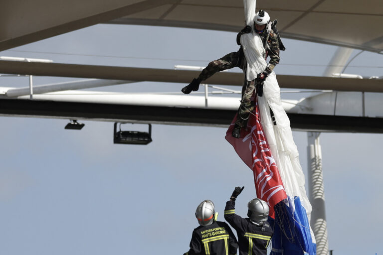 Γαλλία: Αλεξιπτωτιστής εγκλωβίστηκε στην οροφή ενός γηπέδου (video)