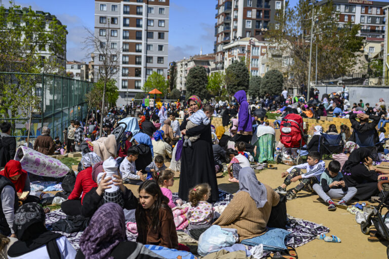 Σεισμός 6,2 Ρίχτερ κοντά στην Κωνσταντινούπολη: Ισχυροί μετασεισμοί, στους δρόμους χιλιάδες άνθρωποι – Τι λένε οι επιστήμονες στο ΕΡΤΝews