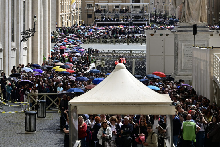 «Τελευταίο αντίο» από 150.000 στον Πάπα και μήνυμα στα κινητά για όσους αναμένουν στην ουρά – Tι μεταδίδει ο απεσταλμένος του EΡΤnews