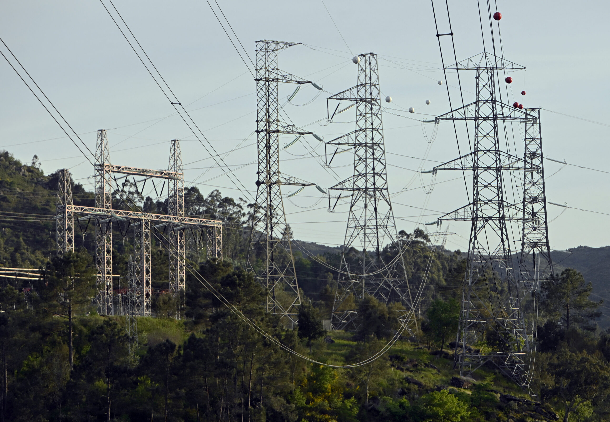 Συνεχίζονται οι έρευνες για το blackout στην Ιβηρική: Το ασταθές δίκτυο και η συντήρηση των γεννητριών