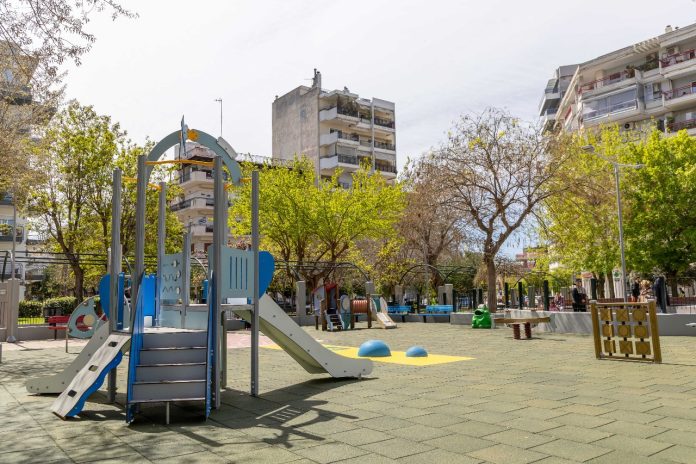 Θεσσαλονίκη: Παραδόθηκε προς χρήση η ανακαινισμένη παιδική χαρά στην αναμορφωμένη πλατεία Καούδη