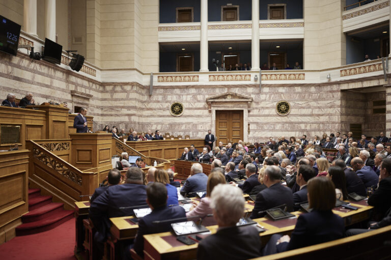 Βουλή: Σύγκρουση κορυφής για τα εξοπλιστικά – Αυξήσεις στους σωφρονιστικούς, προανήγγειλε ο Κ. Μητσοτάκης