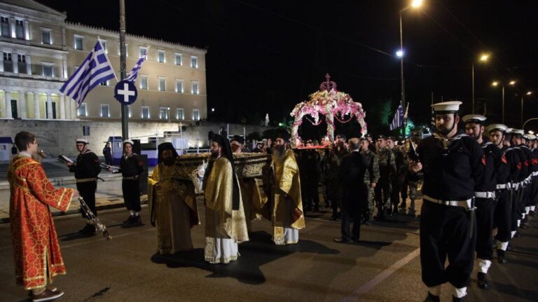 Η Ακολουθία του Επιταφίου και η Περιφορά από τη Μητρόπολη στο κέντρο της Αθήνας