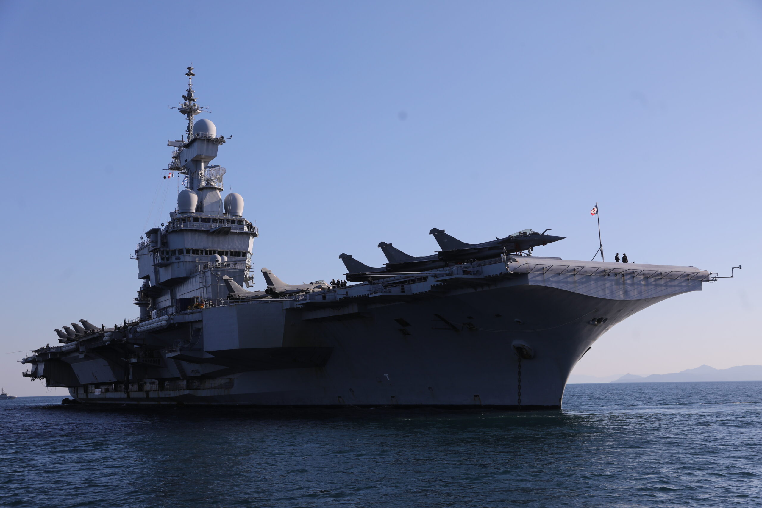 Στο Φάληρο το αεροπλανοφόρο «Charles de Gaulle» – Τη Μ. Δευτέρα στην Αθήνα ο Γάλλος υπουργός Άμυνας Σ. Λεκορνί