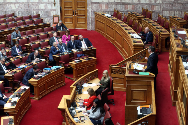 Υψηλοί τόνοι στη Βουλή για τα Τέμπη – Αποφασίζει η Ολομέλεια για την παραπομπή Τριαντόπουλου