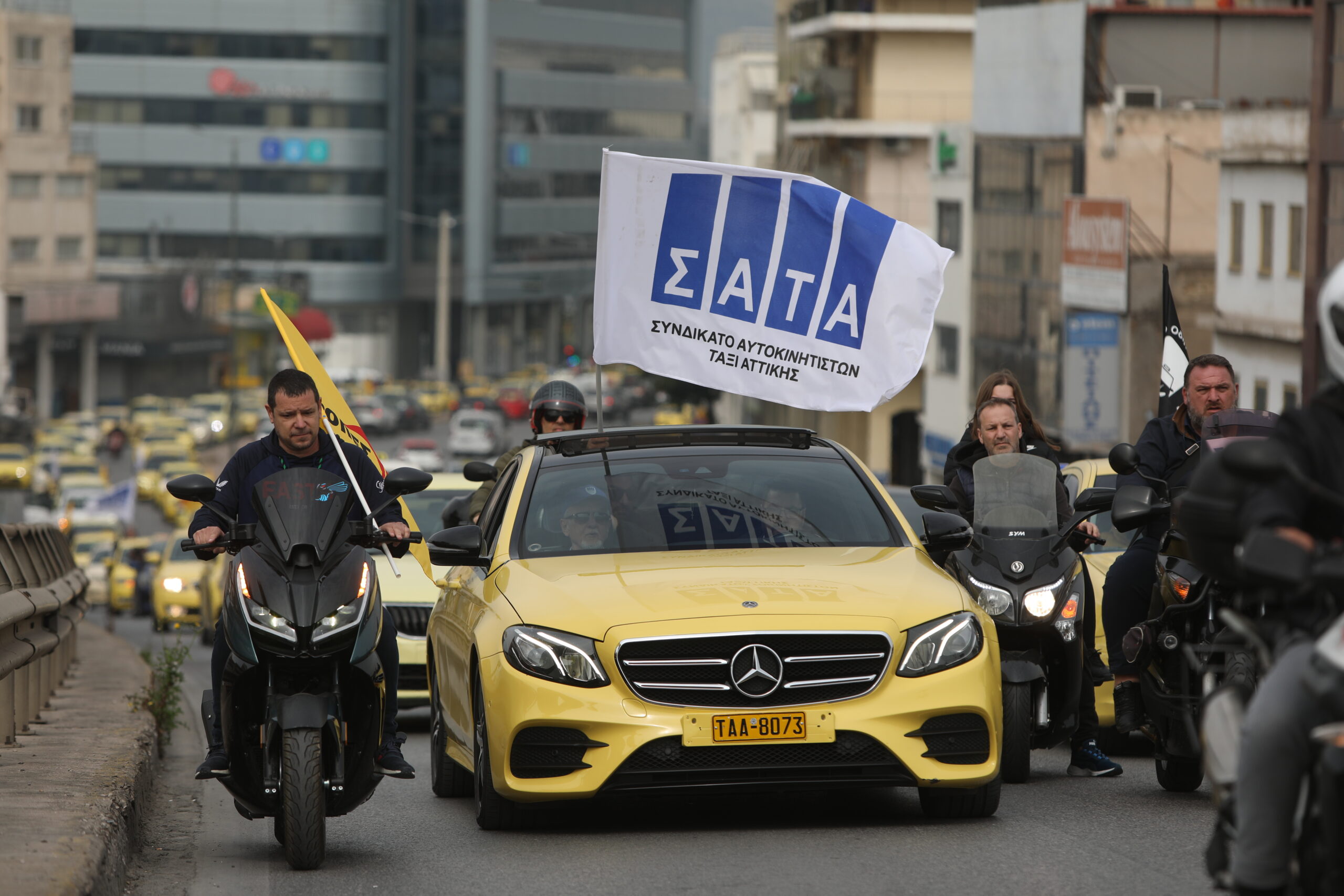 Έως τις 6 το πρωί της Μ. Τετάρτης η απεργία των ταξί – Συγκέντρωση στο υπουργείο Μεταφορών