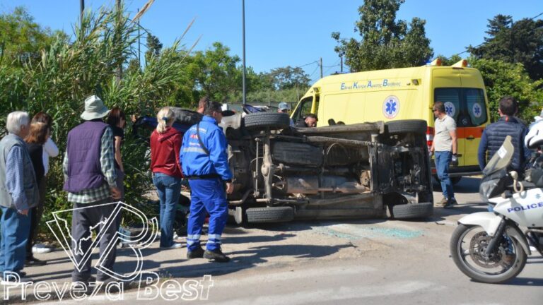 Τροχαίο στην Πρέβεζα με τρεις εγκλωβισμένους