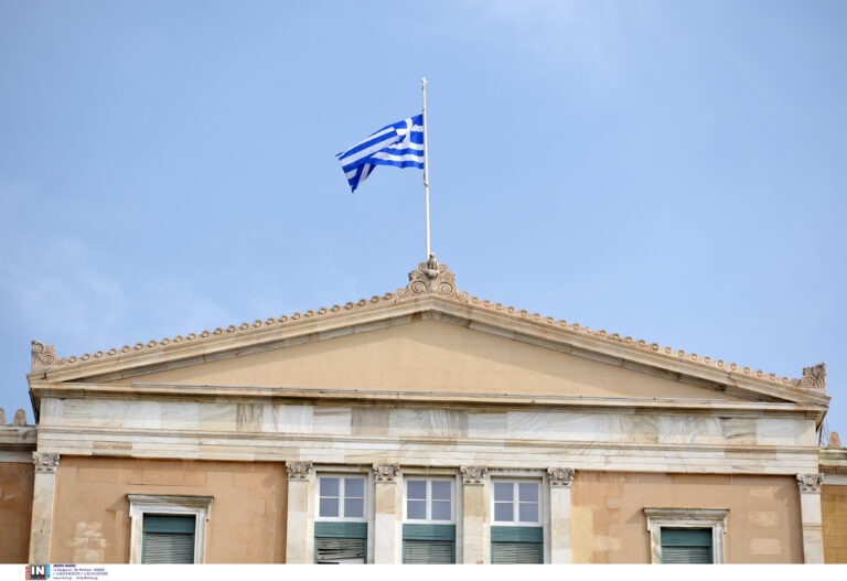 Τέμπη: Στα ύψη η πολιτική αντιπαράθεση μετά τη διαβίβαση της δικογραφίας στη Βουλή