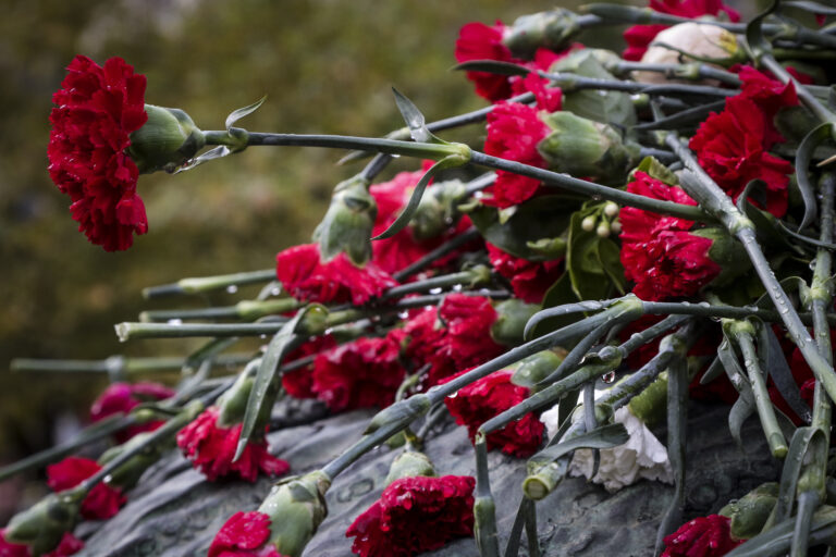 Πάνω από μισό εκατομμύριο γαρίφαλα στη Θεσσαλονίκη για τον Επιτάφιο- Κάλυψη από την εγχώρια αγορά