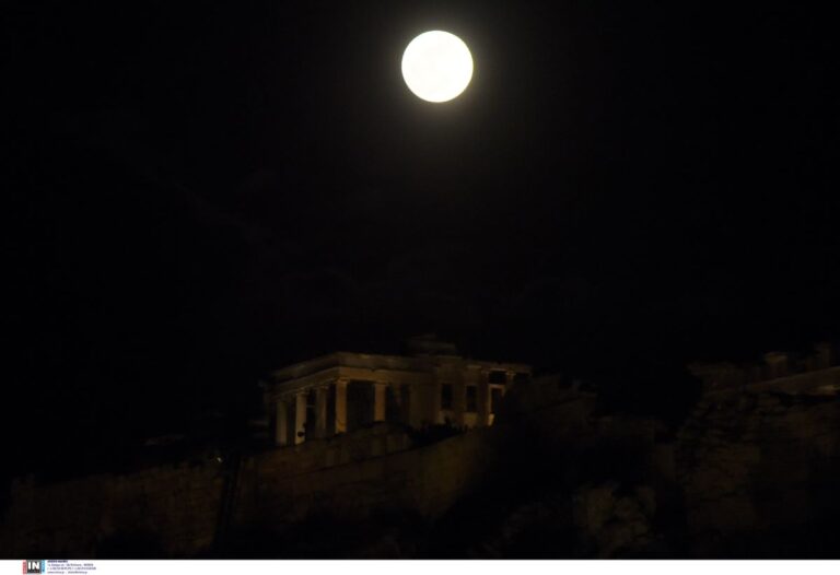 «Ροζ φεγγάρι»: Μαγεύουν οι εικόνες από Ακρόπολη, Σαντορίνη και Ναύπλιο