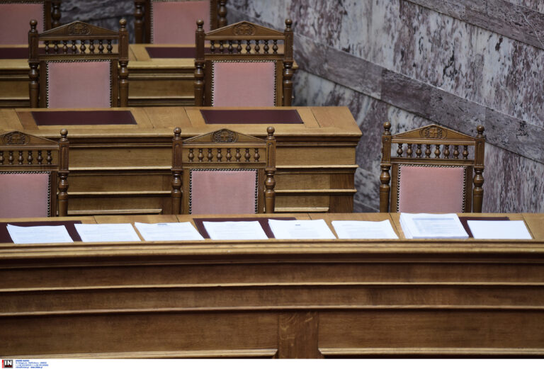 Στη Βουλή η δικογραφία για τα Τέμπη: Η ειδικά διαμορφωμένη αίθουσα, η διαδικασία και οι όροι