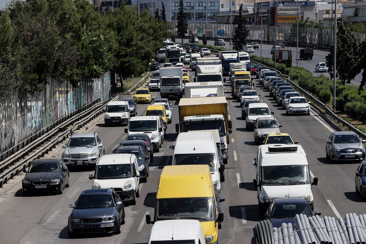 Σύγκρουση οχημάτων στη γέφυρα Καλυφτάκη – Δυσχέρεια στην κυκλοφορία