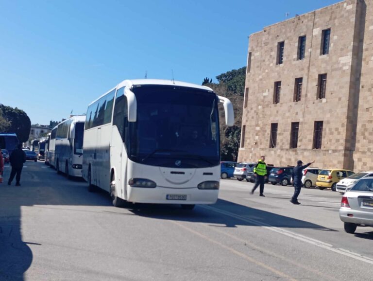 Ρόδος: Αποχώρησαν τα τουριστικά λεωφορεία από την Πλατεία του Δημαρχείου