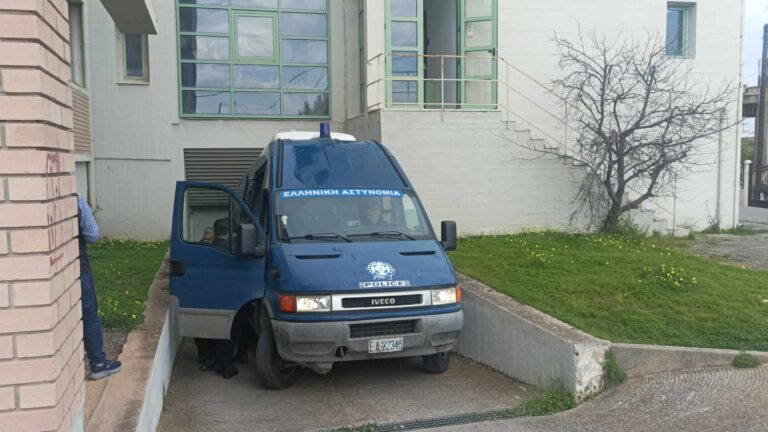 Αίγιο: Στον Κορυδαλλό μετά την απολογία του ο 23χρονος για το διπλό φονικό – Τι υποστήριξε