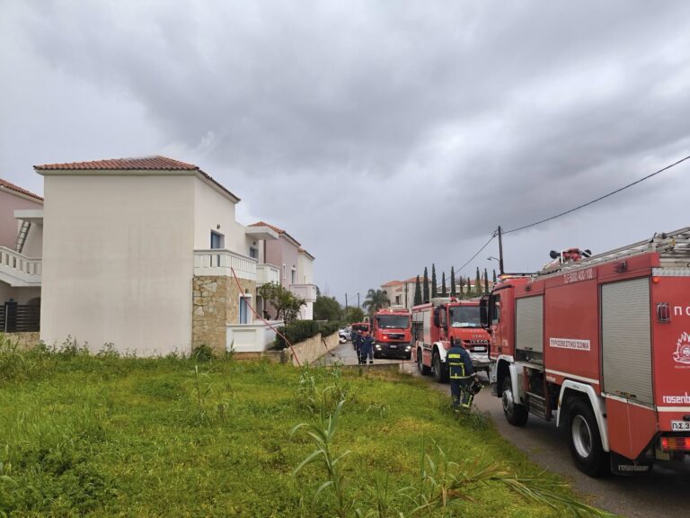 Χανιά: Φωτιά από κεραυνό σε σκεπή ξενοδοχείου στον Πλατανιά