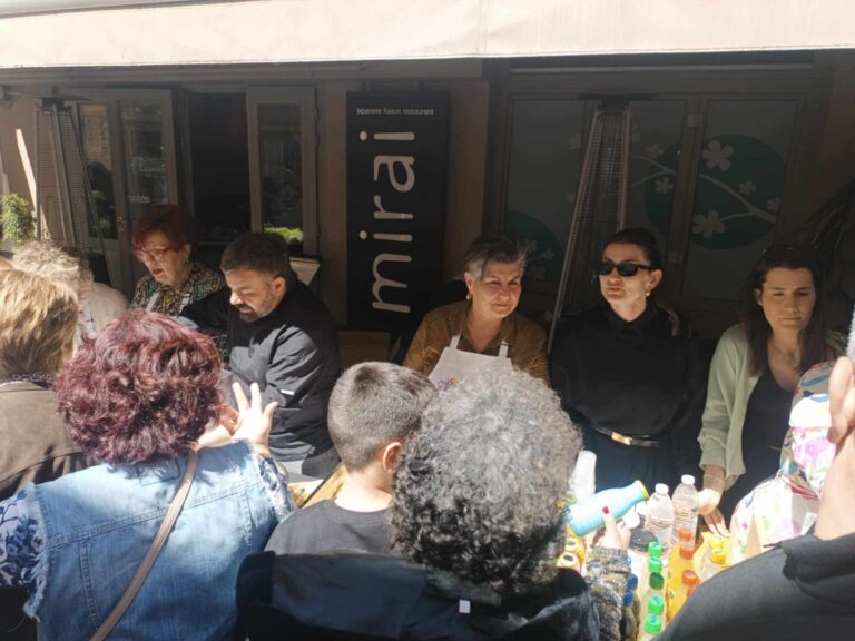 Χανιά: Μαγείρεψαν μακαρονάδες για τον ”Ορίζοντα” – Πλήθος κόσμου στο Πασχαλινό παζάρι