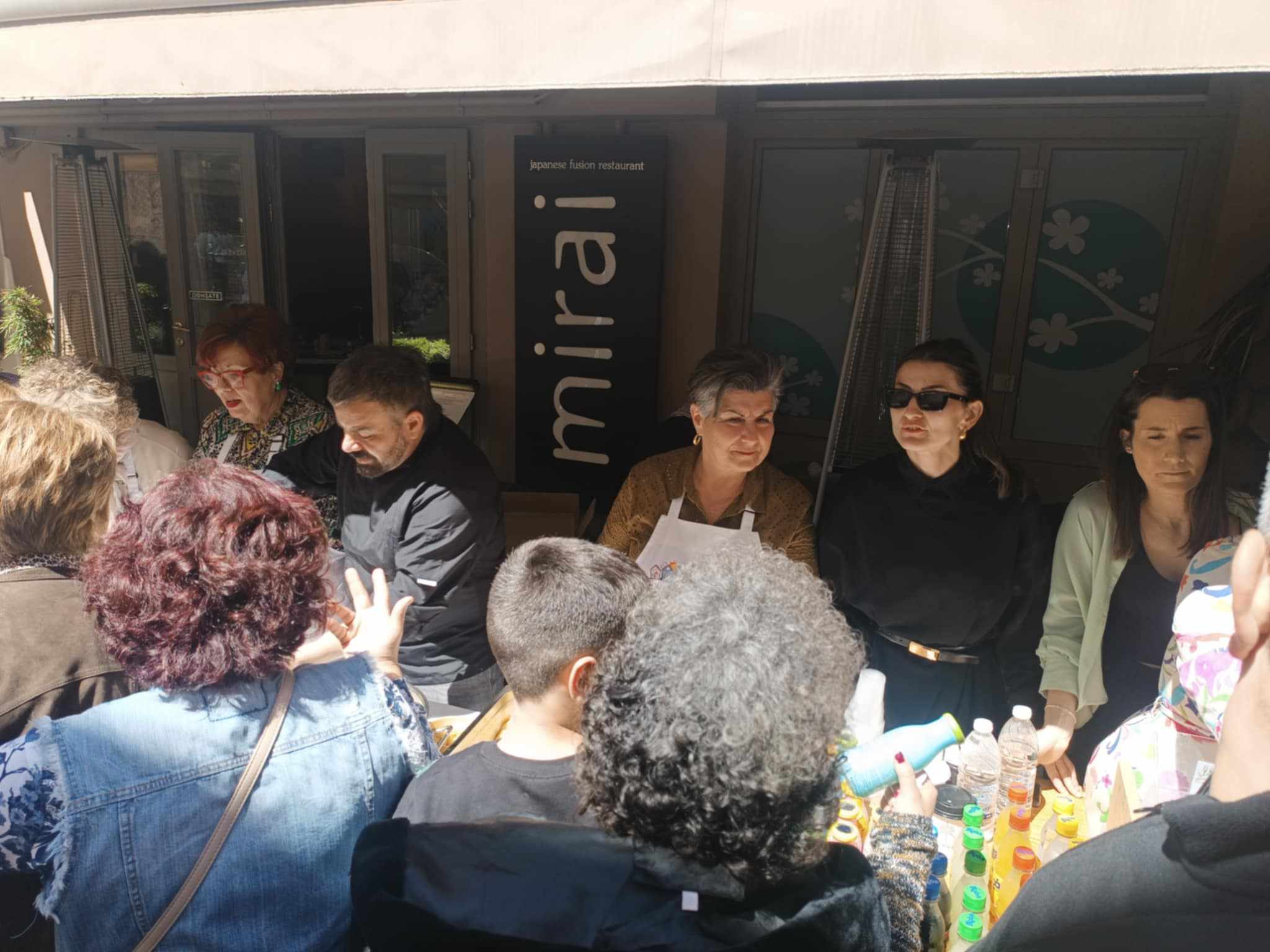 Χανιά: Μαγείρεψαν μακαρονάδες για τον ”Ορίζοντα” – Πλήθος κόσμου στο Πασχαλινό παζάρι