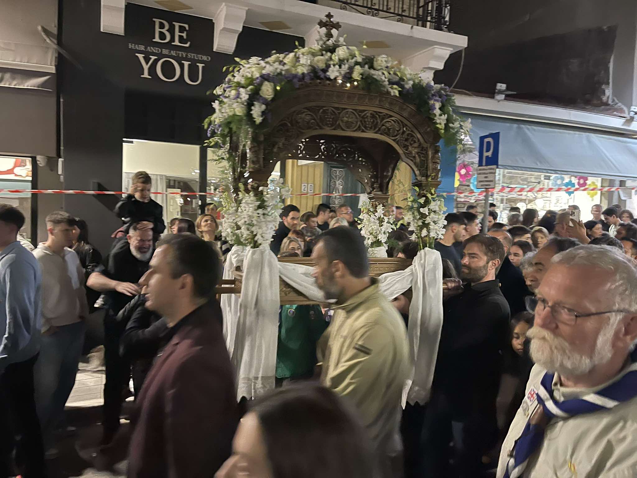 Κρήτη: Στη λίμνη του Αγίου Νικολάου συναντήθηκαν οι επιτάφιοι των ενοριών