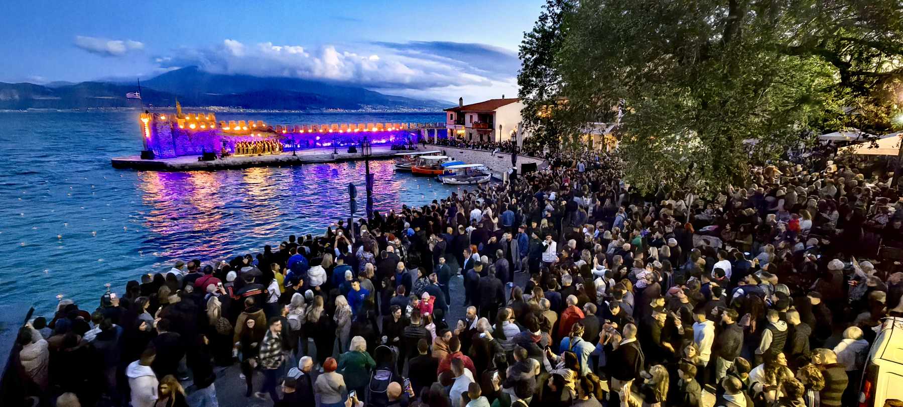 Ναύπακτος: Με θρησκευτική κατάνυξη η περιφορά των επιταφίων