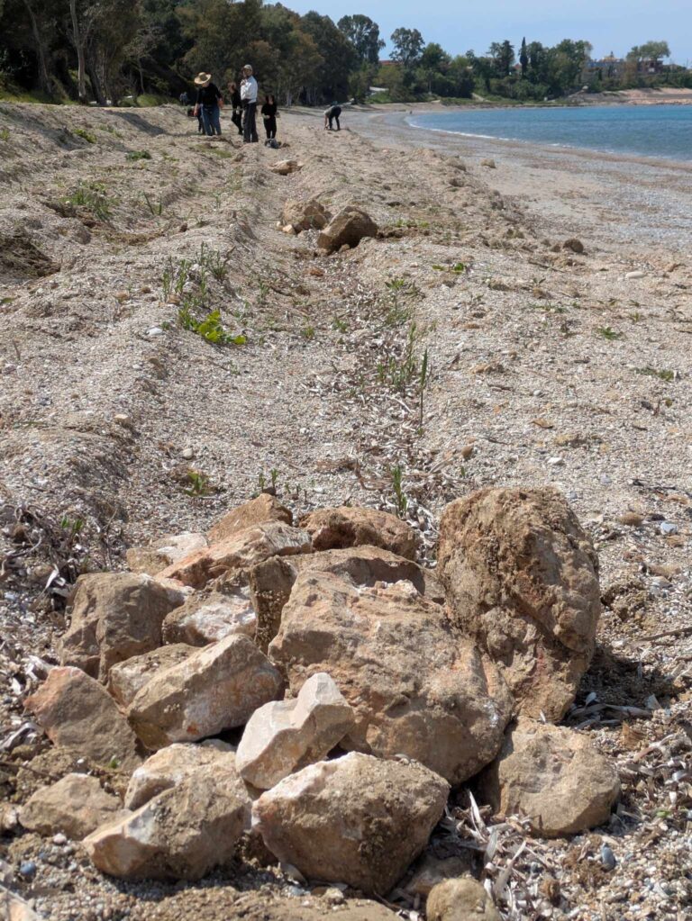 Ένταση στη συνεδρίαση της Περιφερειακής Επιτροπής για την αποκατάσταση της παραλίας στο Μονολίθι