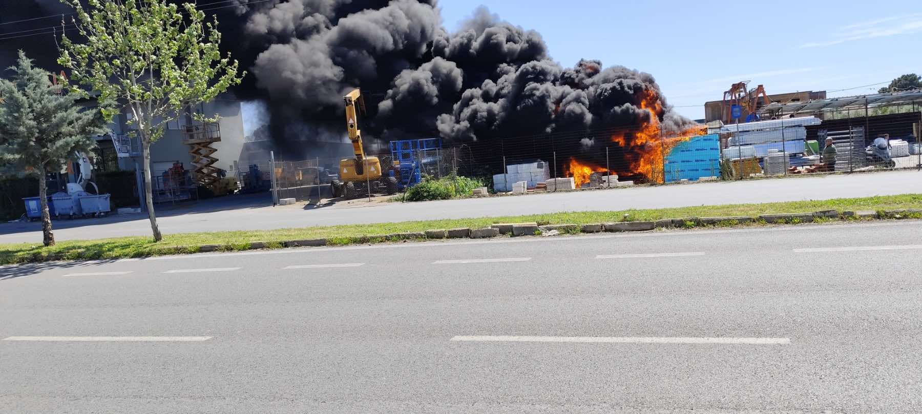 Καλαμάτα: Μεγάλη αναστάτωση από φωτιά σε μάντρα στη Νέα Είσοδο