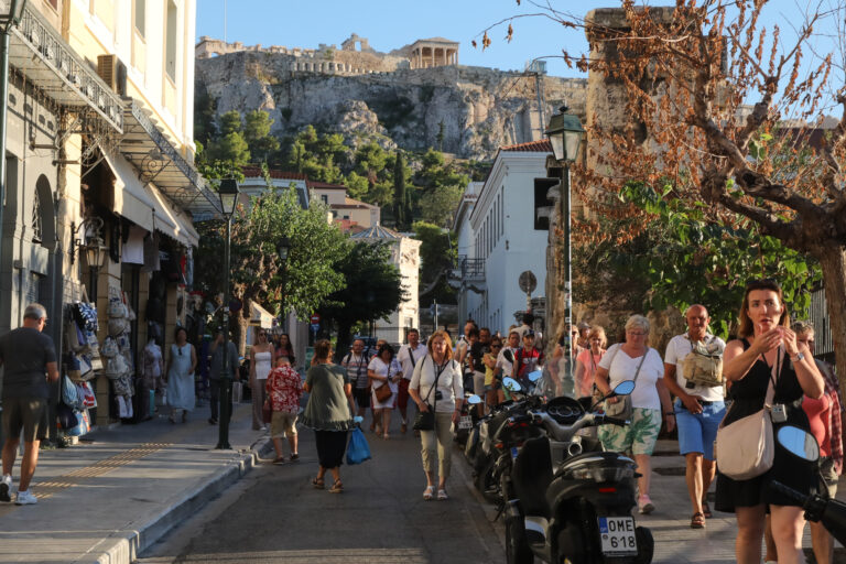 Σύσταση Ειδικής Ομάδας Εργασίας από τον Δήμο Αθηναίων για την προστασία του ιστορικού κέντρου της Πλάκας