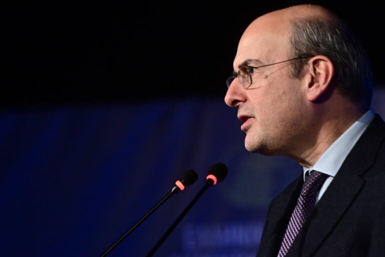 K. Χατζηδάκης: 2,5 εκατ. Έλληνες ωφελούνται από τα μέτρα – Κοινωνικό μέρισμα που στηρίζεται στην ανάπτυξη και στις μεταρρυθμιστικές πρωτοβουλίες