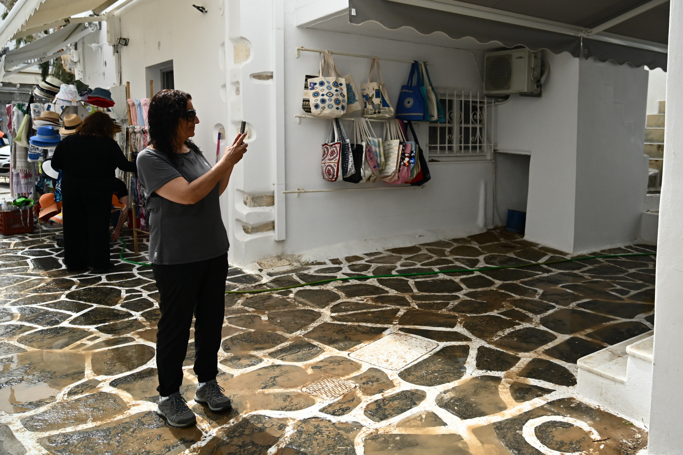 Η επόμενη μέρα της θεομηνίας στην Πάρο: Αυτοψίες και αγώνας δρόμου για την αποκατάσταση των ζημιών
