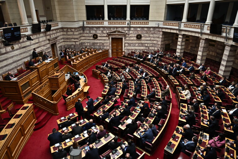 Ομοβροντία πυρών από την αντιπολίτευση για την ανατροπή στο πόρισμα του ΕΟΔΑΣΑΑΜ