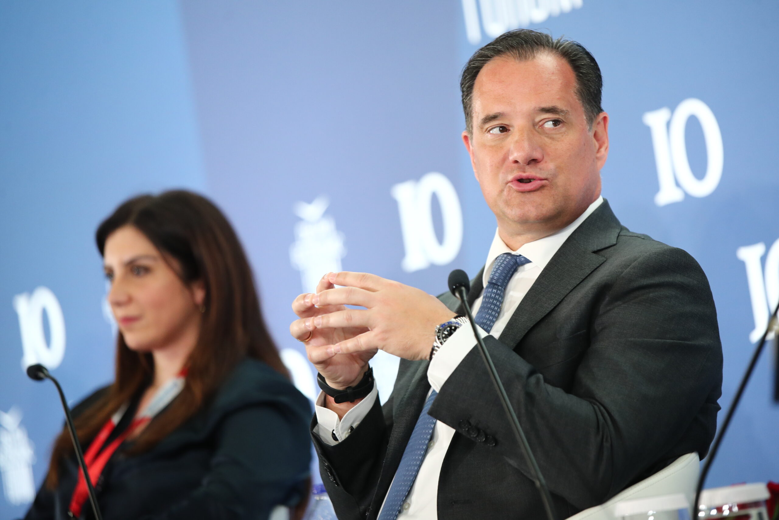 [377145] 10ο ΟΙΚΟΝΟΜΙΚΟ ΦΟΡΟΥΜ ΤΩΝ ΔΕΛΦΩΝ / 2η ΗΜΕΡΑ (ΑΡΓΥΡΩ ΑΝΑΣΤΑΣΙΟΥ/EUROKINISSI) // ΑΠΑΓΟΡΕΥΕΤΑΙ ΚΑΘΕ ΧΡΗΣΗ ΑΡΧΕΙΟΘΕΤΗΣΗ ΚΑΙ ΔΙΑΝΟΜΗ ΤΗΣ ΦΩΤΟΓΡΑΦΙΑΣ ΑΠΟ ΠΡΑΚΤΟΡΕΙΑ