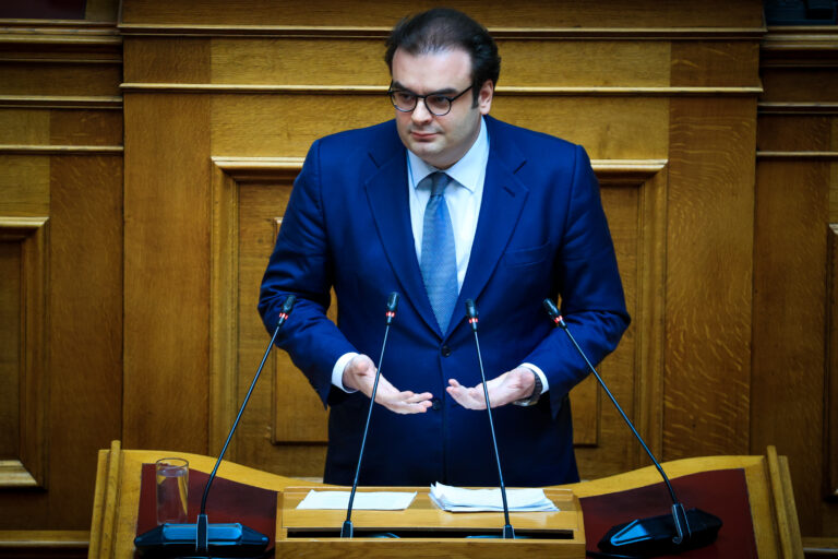 Κ. Πιερρακάκης: «Πρέπει να χτίζεις δεσμούς, παρά να βάζεις δασμούς» – Δημοσιονομική σταθερότητα και μεταρρυθμίσεις, η πολιτική της κυβέρνησης