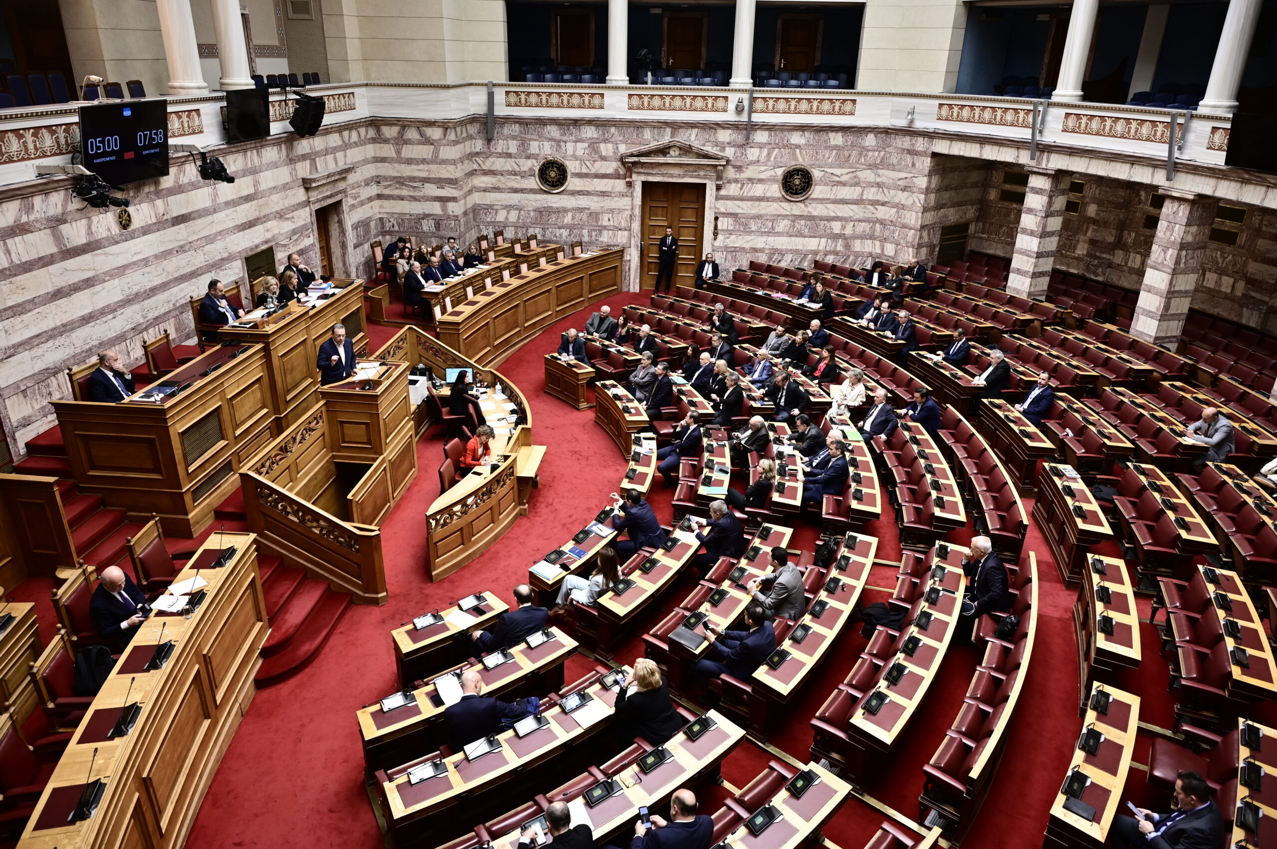 Έντονη αντιπαράθεση στη Βουλή στη συζήτηση επί του πορίσματος της Προανακριτικής – Το βράδυ η ψηφοφορία για την παραπομπή Τριαντόπουλου