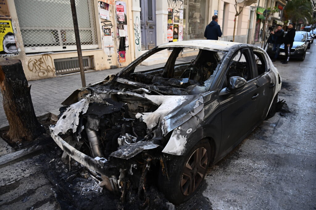 Εξάρχεια: Σοβαρές ζημιές σε 21 αυτοκίνητα και μία πολυκατοικία, εγκλωβίστηκαν οι ένοικοί της – Εκτιμήσεις της ΕΛΑΣ πως τα επεισόδια συνδέονται με την έκρηξη στη Hellenic Train